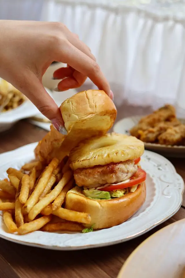 香煎雞扒菠蘿三文治 配 脆炸薯條