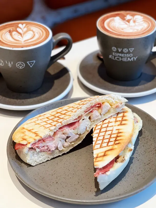 檸檬汁烤雞煙肉芝士意大利三文治