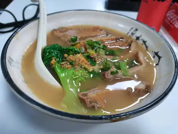 下午茶餐～牛沙瓜幼麵跟可口可樂