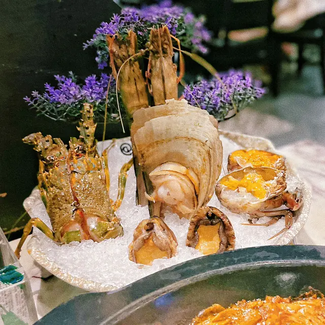 全部都好新鮮,海鮮盒入面除咗龍蝦都可以瘋狂追加😳龍蝦爽彈滑嫩,另外 海蟹爆膏好澎湃🤤鮑魚仲郁緊添!