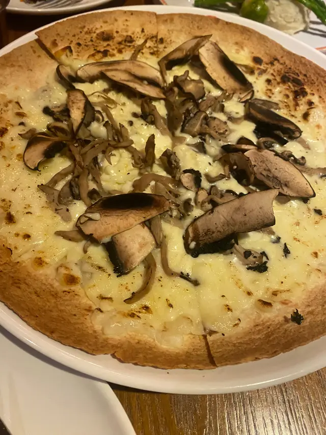 黑松露啡菇什菌薄餅