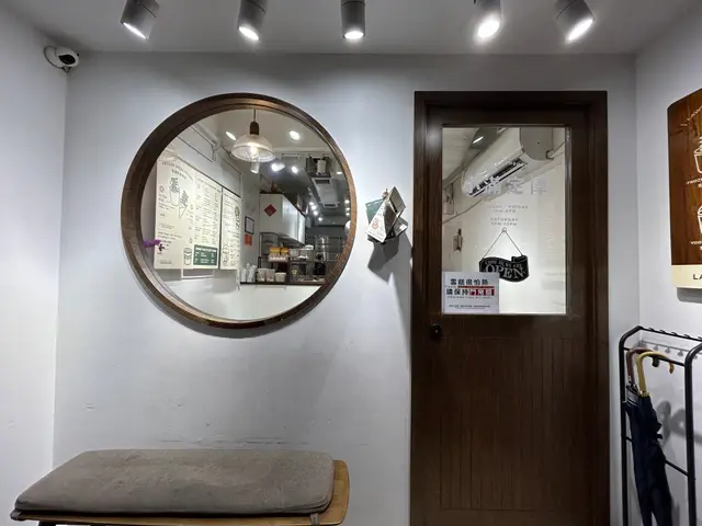 小店門面不顯眼,門外有玻璃窗,可以見到裏面環境