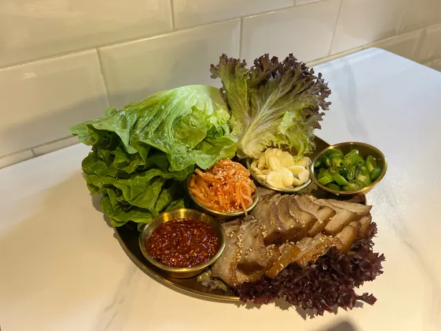 生菜包豬肉配自家製醬汁