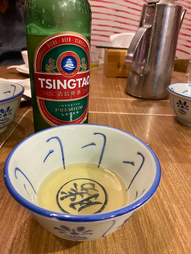 用碗勝啤酒，碗還是冰過的，很貼心！知道我哋有四個人，並給了四個碗，讚！