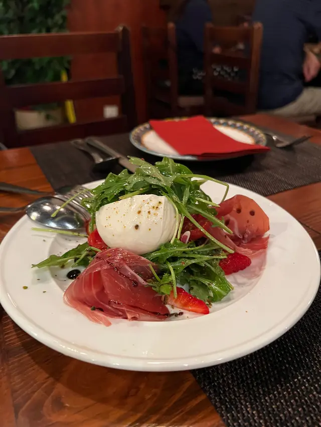 西班牙白毛豬火腿配水牛芝士及開心果