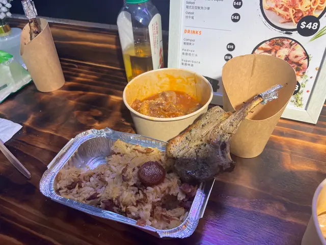 特別推炆牛尾，叫埋佢個脆卜卜嘅豬仔包嚟點，一流。鴨飯都超正，好好味但又唔油，正！