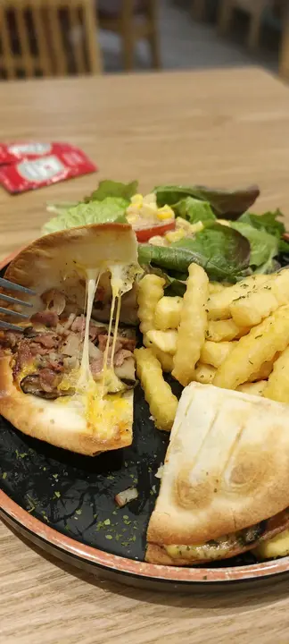卡邦尼墨西哥夹饼配沙律薯条汽水