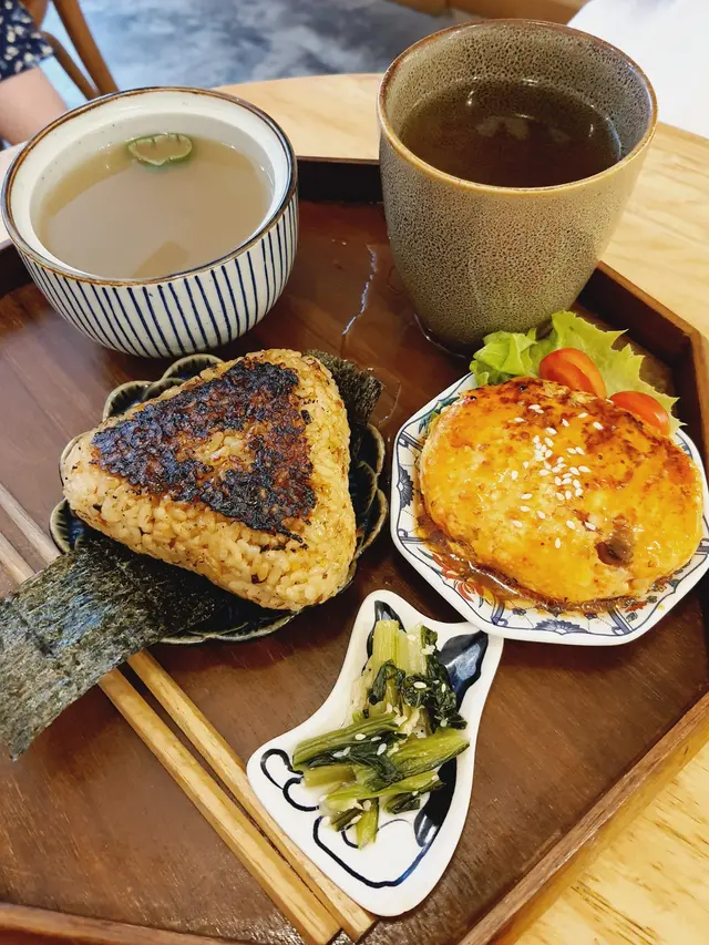 一品飯糰餐︰漬物、飯糰或麵食、主菜、湯品及飲品各一份