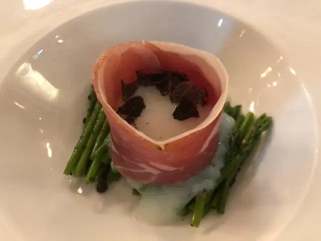 新鮮黑松露巴馬火腿配露筍溫泉蛋沙律