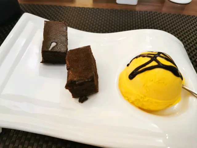 布朗尼配雪糕球