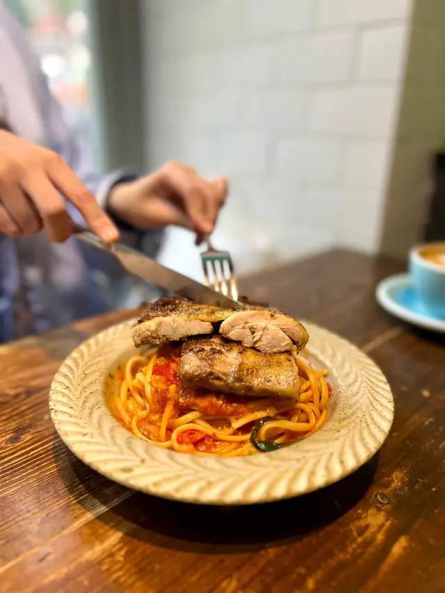 是拉差醬蒜香蕃茄意粉配慢煮口水雞