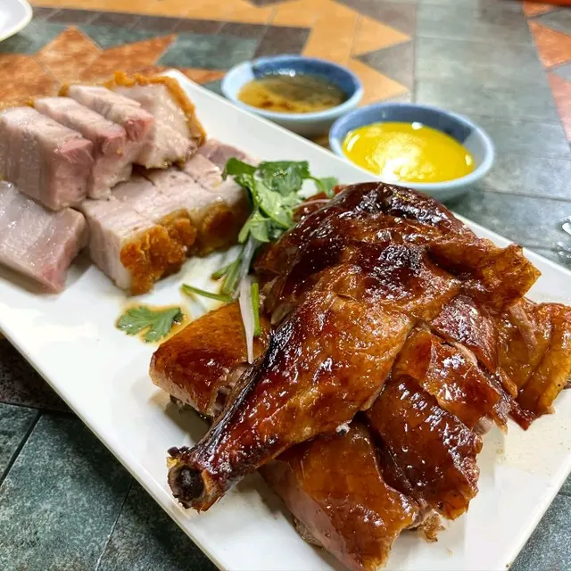 呢個燒味雙拼,我哋就揀咗燒肉同埋燒鴨,燒肉皮件件都皮脆肉香,肥瘦適中,有少少油香,但係又唔會過肥👍🏻燒鴨非常香,油脂部份唔多,所以就咁連皮食都可以!呢一個例牌燒味雙拼份量都幾多,非常抵食❤️✅