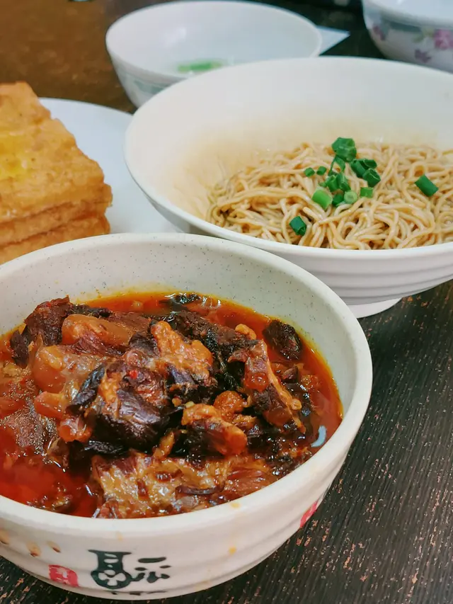 濃香蔥油撈麵　配韓式豬軟骨