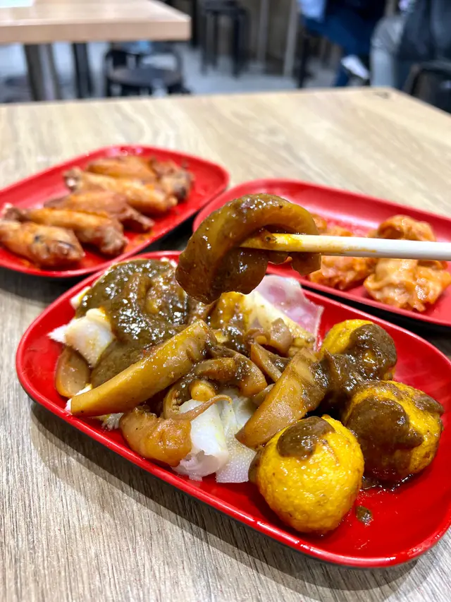 魚蛋嚟講 ,我自己就比較鍾意啱啱車仔麵個個陳皮魚蛋。魷魚同牛柏葉煮得啱啱好, 食落非常爽口,唔會好韌,再配上呢個自家製嘅咖哩汁,真係一流。 如果唔夠汁,隨時可以叫店員再添。