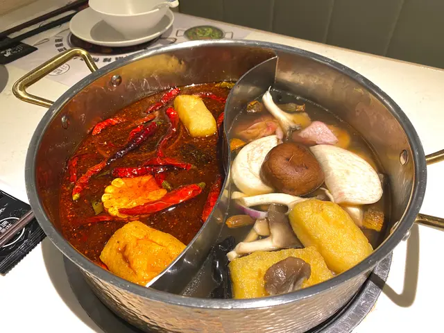 姬鬆茸雞湯拼麻辣牛湯