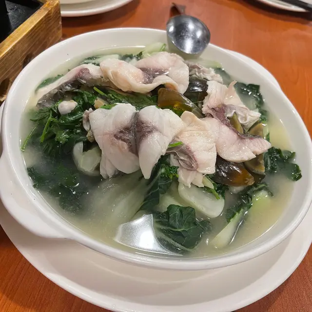 芫茜皮蛋鯇魚片濃湯浸時蔬
