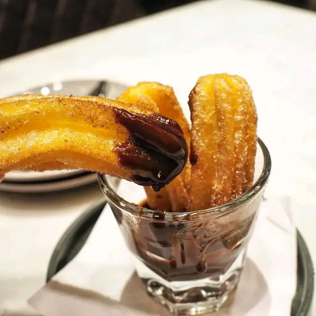 香脆玉桂條配榛子朱古力醬