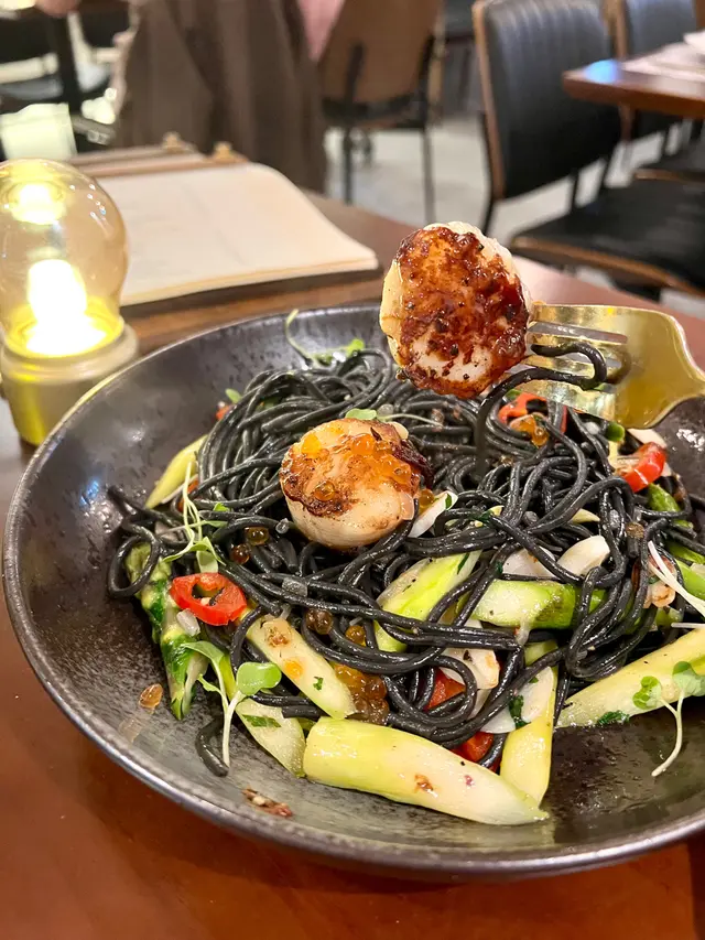 佢本身個麵已經係墨魚麵，而唔係普通意炒沾墨魚汁，所以麵身烏黑黑，但超級入味。面頭有2大件北海道帶子，一人一件啱啱好。仲要有我最愛嘅蘆筍。依麵我俾120分  
