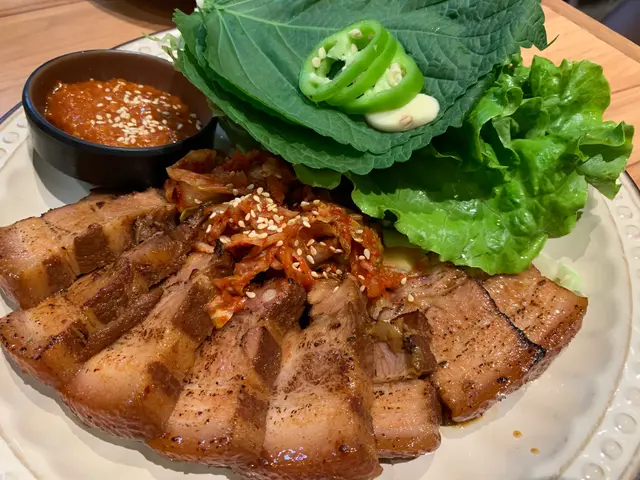 燒醬油黑毛豬白切肉配大醬生菜 ($182)，執抝一點說，既然下了醬油，就不是「白」切肉了