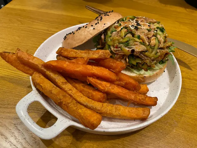 涼拌麻麻雞絲貝果配蕃薯條