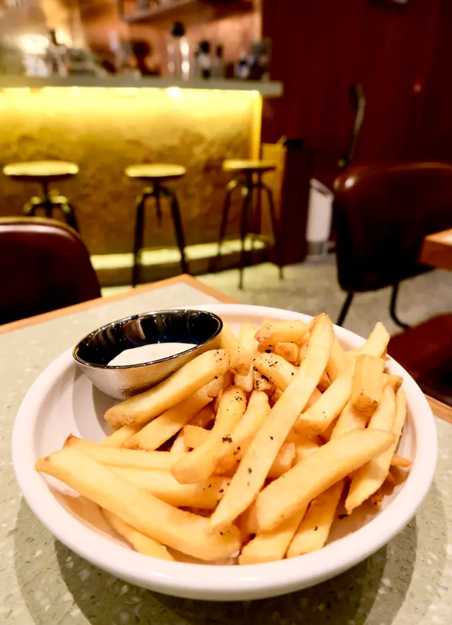 薯條配黑松露醬