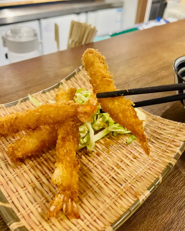 炸物炸得薄薄的一層,內裡鬆軟,配以沙律 醬,一點都不會感覺油膩。