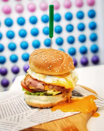 烟肉蛋牛肉汉堡