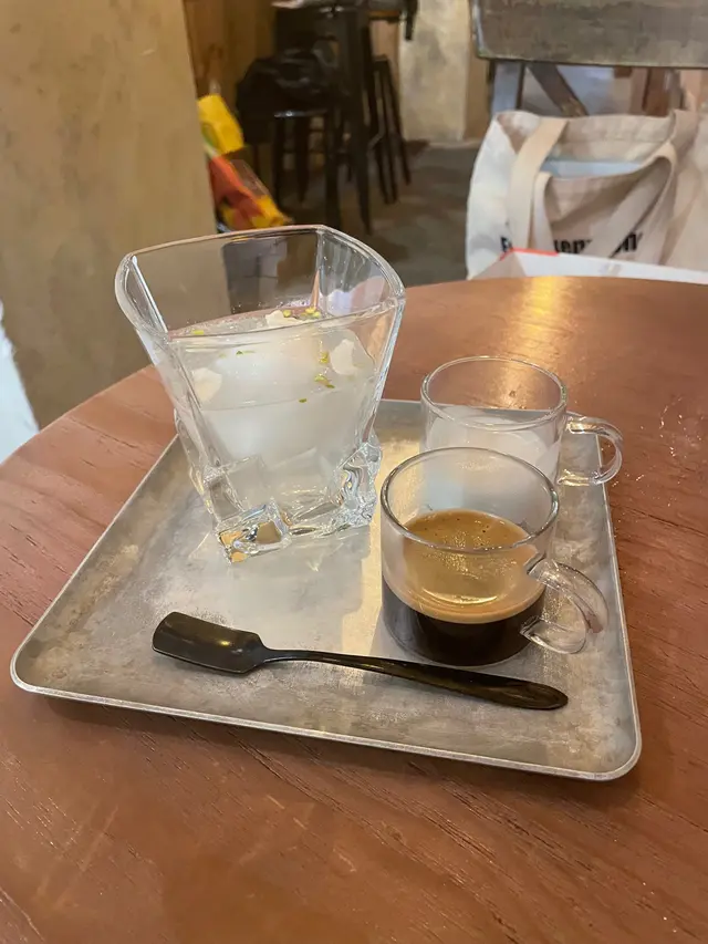 係1杯椰子水加expresso  嘅特色咖啡，可以按自己喜好加椰奶，加哂亦唔會太甜。整體輕盈，有淡淡嘅椰子香味，唔鍾意飲Americano嘅人都可以飲到。