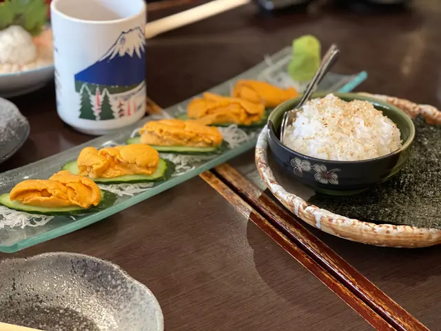 加拿大海膽配壽司飯和紙菜