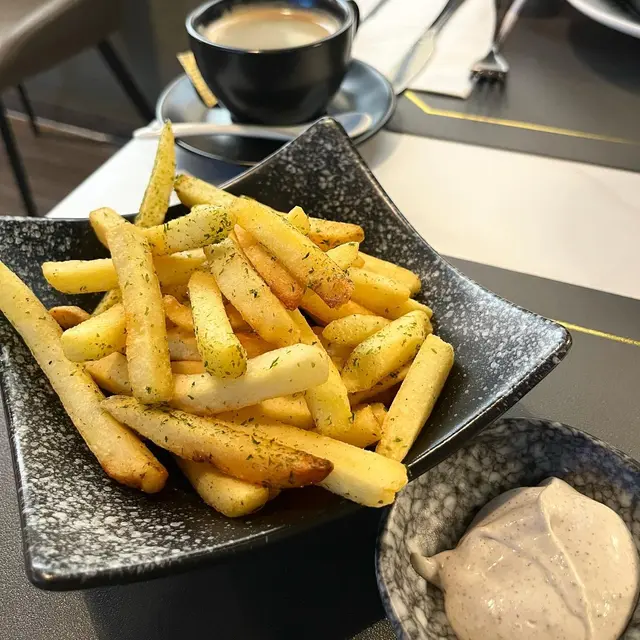 呢個薯條嘅份量非常多，三十幾蚊真係超級抵食，和風紫菜有淡淡嘅香味，配合埋濃郁嘅黑松露醬就恰到好處💓💓