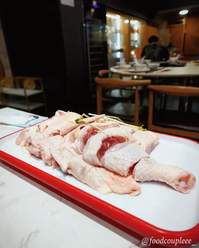 椰子雞鍋嘅椰子雞好明顯食得出係走地雞，因為雞肉食落去係較有咬口，但肉質係好彈牙同爽口。同埋配埋椰子雞湯食落都有好重椰子嘅香味，配埋混醬 (一定要加青檸) 味道會更提鮮~最後食完打邊爐之前記得要飲啖湯，好清甜，真係好正！