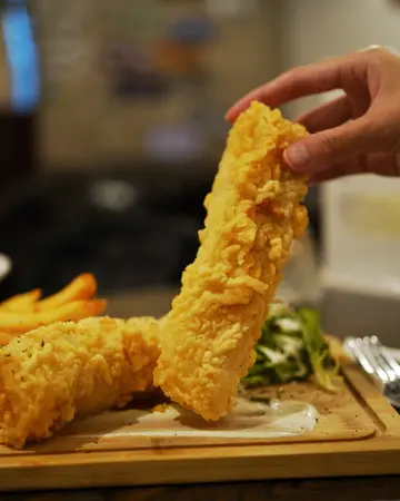 英式脆炸深海雪魚. 香料薯條