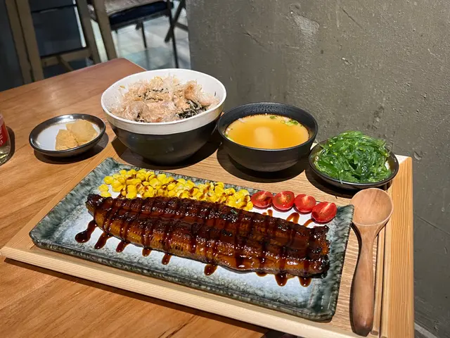 整條鰻魚配定食一上桌 哇~是視覺的滿足
一口下去 是厚厚軟軟 跟外面普通的 滿足感差太遠了
滿口都是鰻魚 好幸福 想直接到日本🇯🇵了
不過跟我一樣不是重口味的朋友 可以跟服務員💁「少醬」
定食一定要加啦 貓飯(餐牌後也有介紹什麼是貓飯、怎麼吃
貓飯的料太豐富了 拌起來吃起來 每口都是料 飯軟軟
真的在體驗「深夜食堂」日本🇯🇵家庭的料理了
而且我們加點了$8 的糖心蛋 WUUU~~冰冰鹹的小流心蛋
加上溫暖的貓飯 幸福感加一
(這次的小菜是中華沙拉🥗清爽乾淨 沒壓力