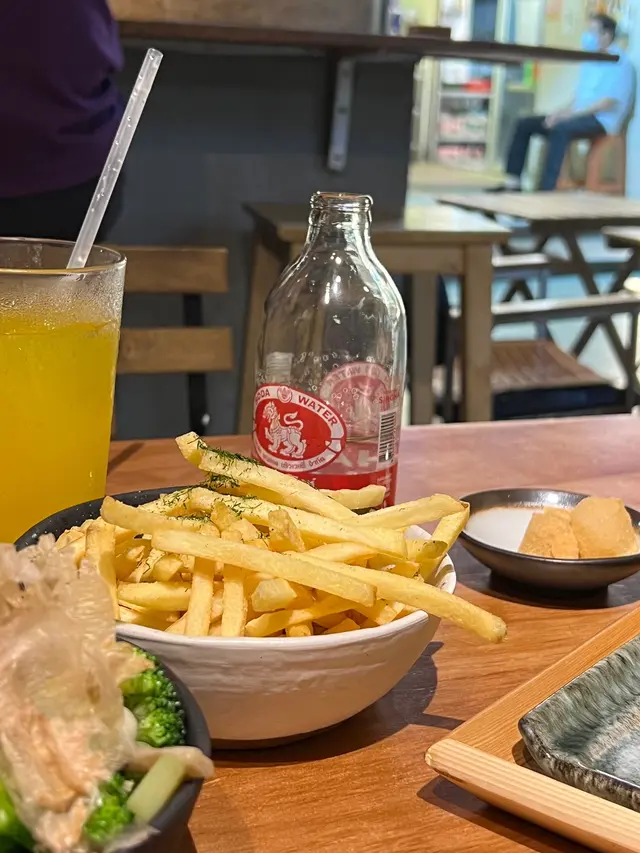 加點的洋式定食一下桌子 嚇到 還以單點了兩個小吃
即叫即做 一盤幼薯條 熱熱硬脆硬脆的、一盤10種野菜 俐落清爽