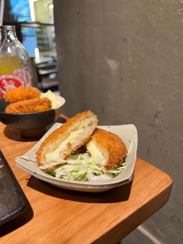 每咬一口下 芝士都是用跑的 衝到口中每一處
用的是淺色芝士 可是味蕾感受到的是美式濃郁黃黃的那種芝士感
是個有趣的薯餅呢 肚子還有位置的話 可以試試看