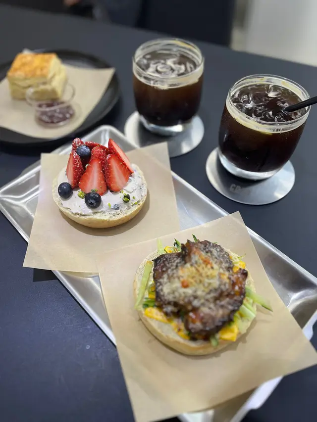 Open  bagel  、scone  with  cream