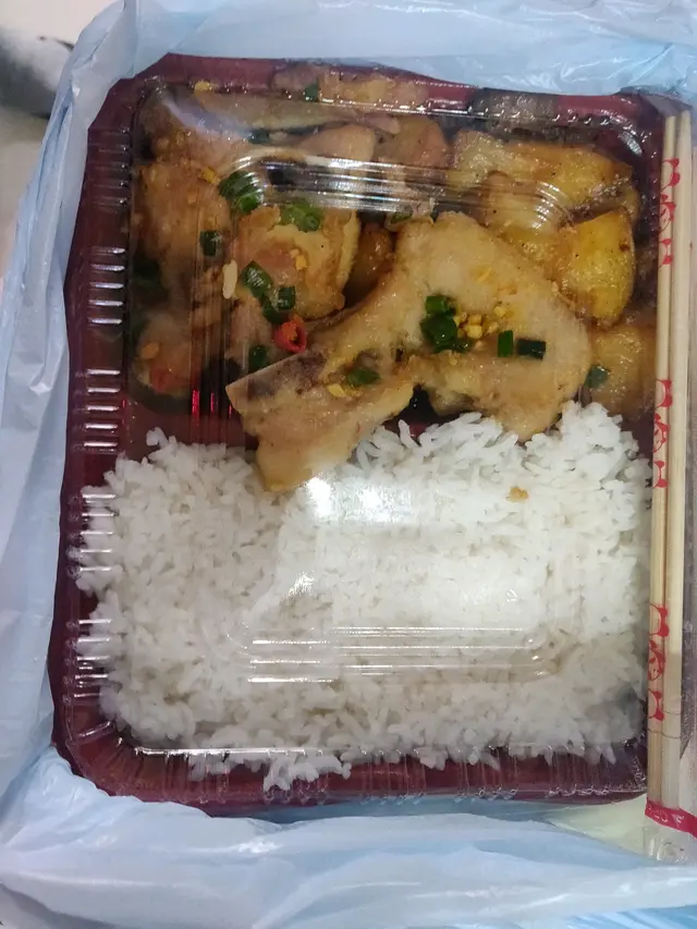 椒鹽豬扒+薯仔牛柳粒飯