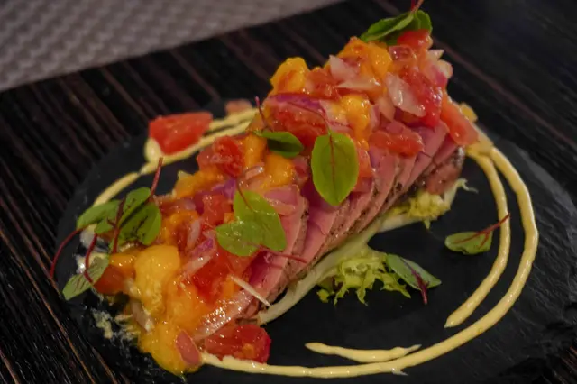 炙燒吞拿魚配芒果莎莎