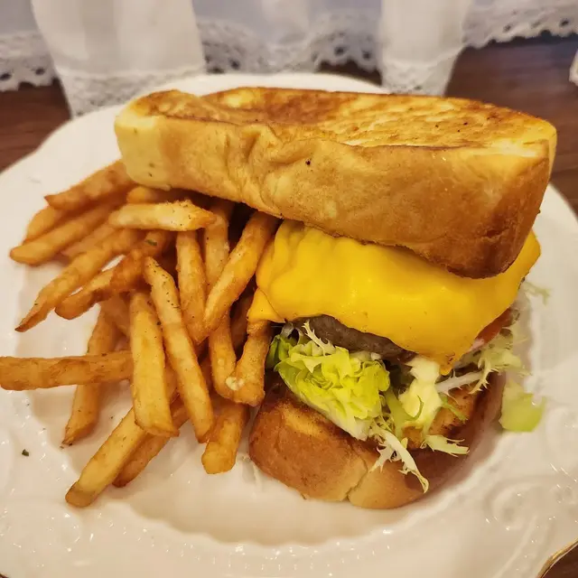 和牛漢堡三明治配脆炸薯條