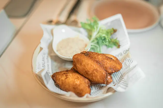 蒜香雞翼配蜜糖芥末醬