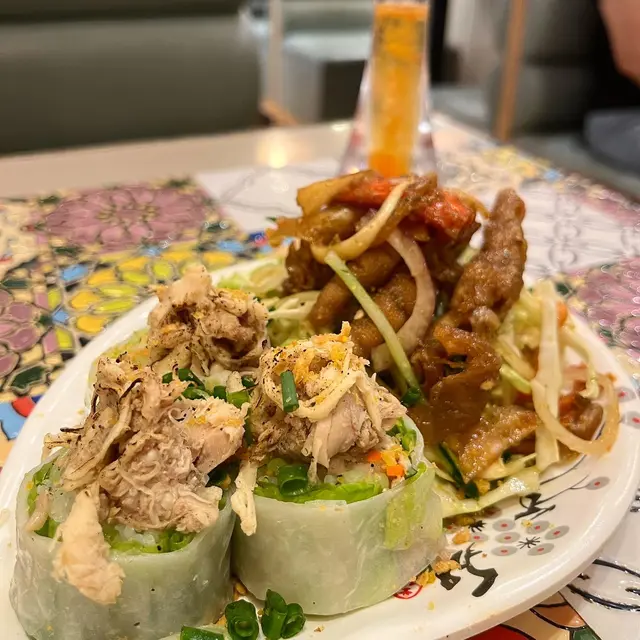 佢哋嘅手撕雞有用火槍燒過先至上枱，所以會有一浸焦香味，第一次食都有餐廳會咁樣做🤤🤤配埋酸辣汁一齊食，非常開胃😌😌💓