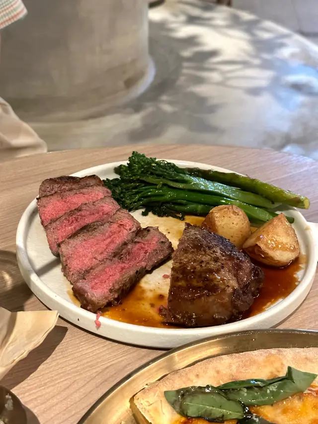 🍽 烤10安士澳洲M4安格斯西冷 配燒新薯 及烤美國露筍(Medium)