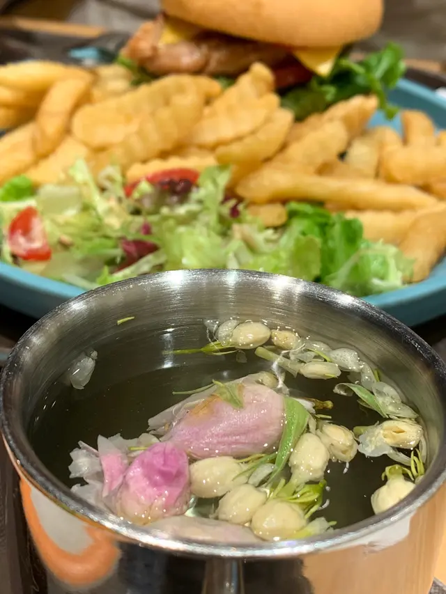 晚餐跟餐餸嘅，就係茉莉花同玫瑰花，加熱水。因為晚餐份量非常大，清清地只係飲一杯花茶，非常解油膩。好喜歡。