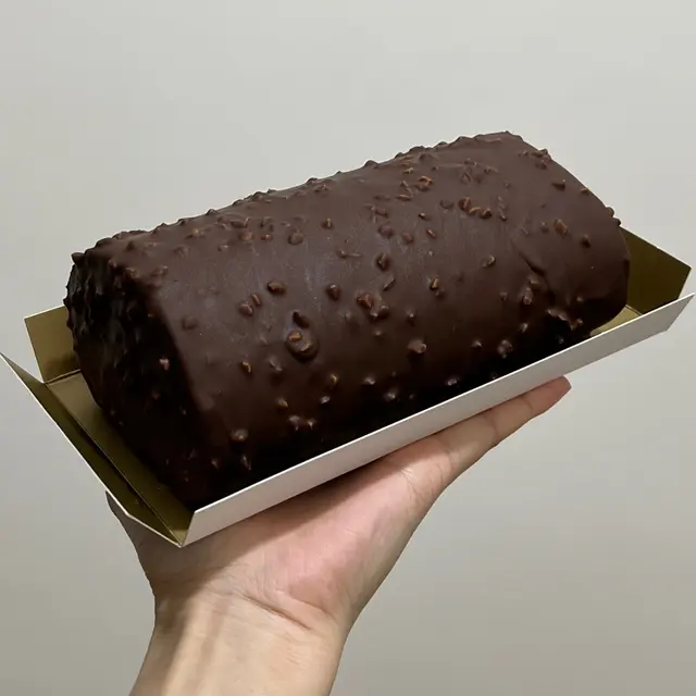 外皮就似輕薄版既金莎皮 亦比雪糕脆皮輕盈
切下去軟綿綿的蛋糕裹著一大球朱古力忌廉
蛋糕同為朱古力味口味 卻沒有過往的「死甜」或「調味朱古力」感
是 較為日式的那種可可味(XXD 大家有懂我意思嗎?
而當中的忌廉 吃下去口感厚厚的 但下肚子間不會有重量感
還會想一口一口繼續下去 哈哈哈😆
而且大家一定要外皮、蛋糕、忌廉一齊吃才行 才夠豐富精彩
係顆可以治癒小心靈的蛋糕呢🥰(樸實無華但肚子內心皆滿足
