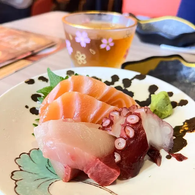 三文魚、油甘魚、八爪魚刺身,每樣各兩片,油甘魚切得非常之厚身,三款刺身都幾鮮甜!