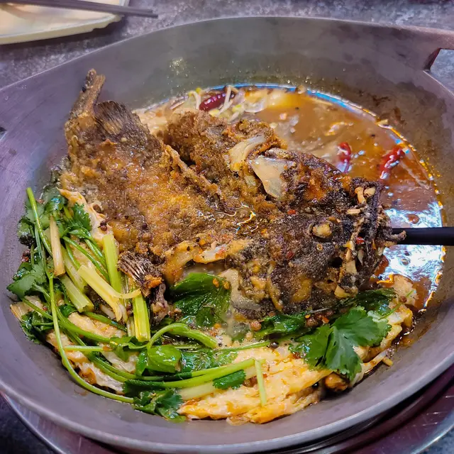 烤魚,魚肉非常美味,有烤得香脆的外皮和嫩滑的肉質