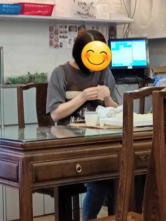 有員工現場包扁食餃子。