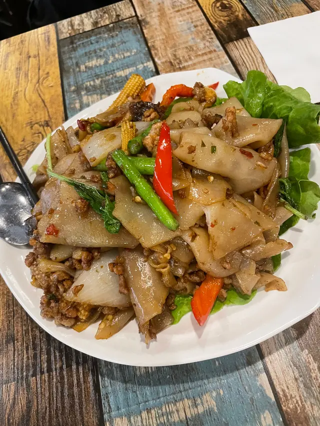 泰式香葉肉碎炒河