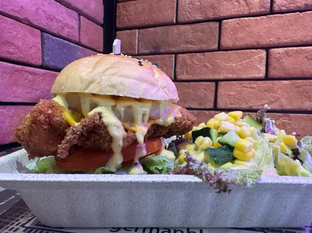 燒菠蘿雞腿漢堡 $72；Double芝士 +$9@；轉套餐加配 $22@