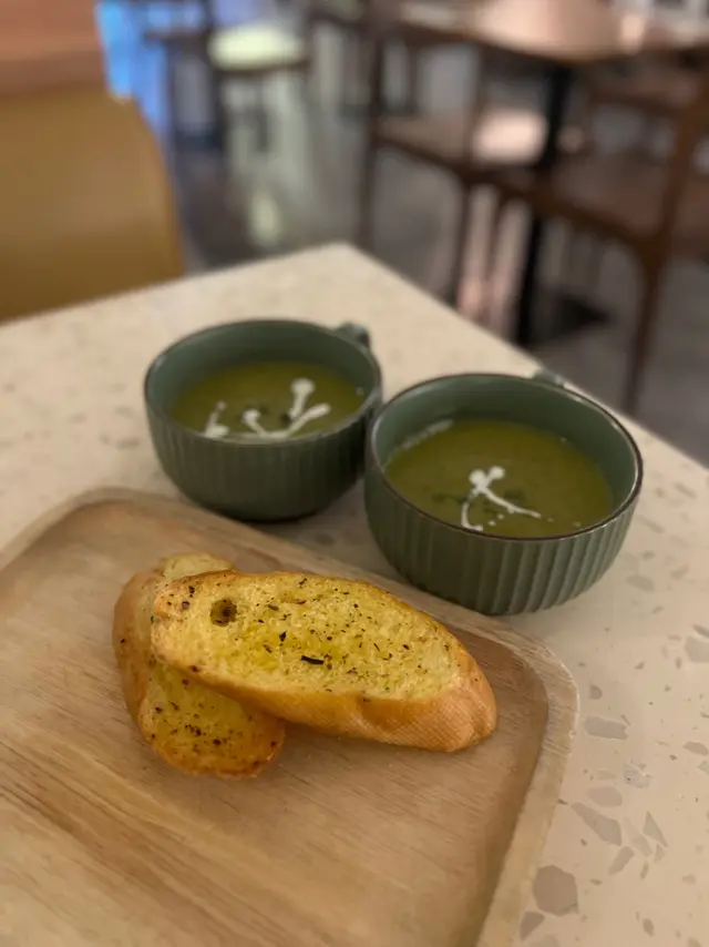 西蘭花忌廉濃湯配蒜蓉包